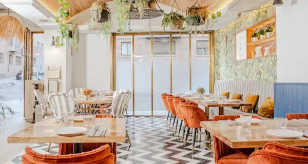 Comedor luminoso de Contiento preparado para el servicio