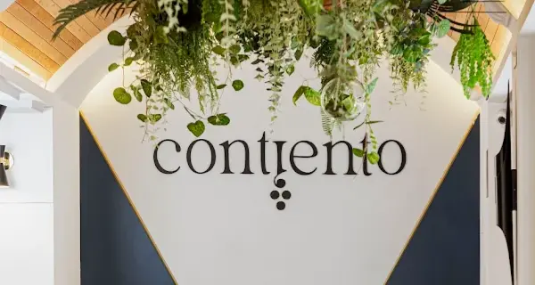 Mesa preparada en el comedor de Contiento